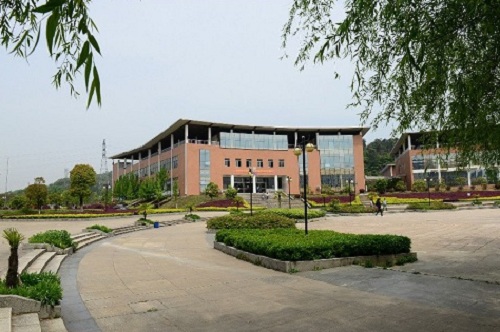 湖北省制藥工業(yè)技工學校.jpg