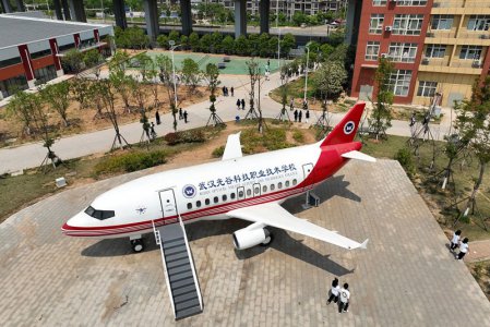 武漢光谷科技職業(yè)技術學校航空模擬倉